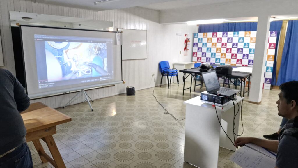 aula donde se pasa proyector con la clase para reparacion de celulares