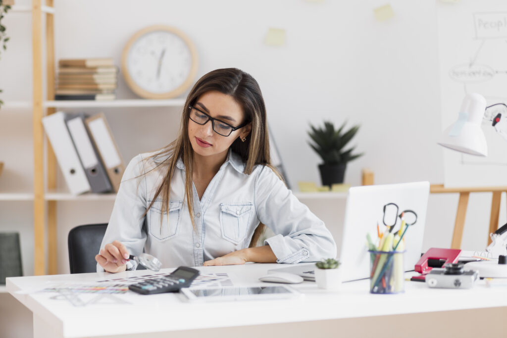 mujer joven en escritorio tomando notas