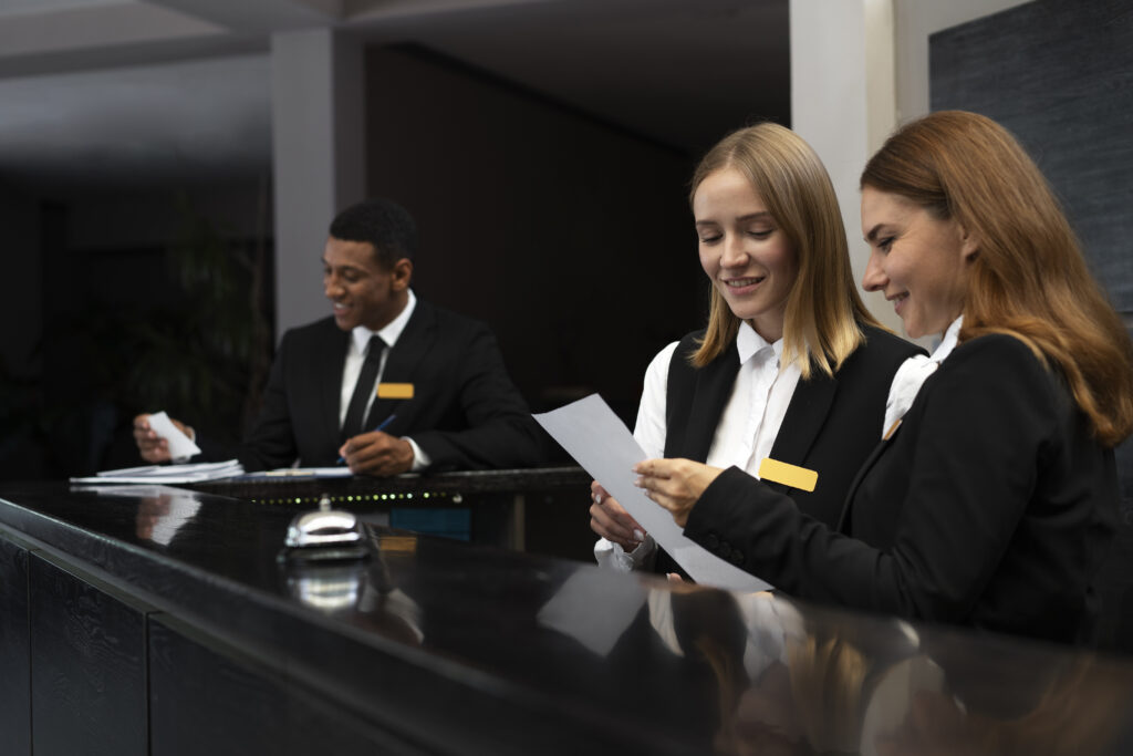 tres recepcionistas en área de trabajo leyendo nota