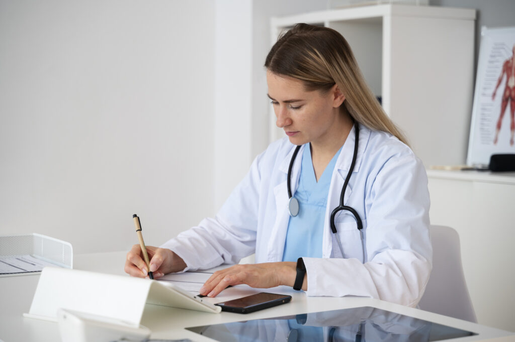 mujer medica realizando receta en consultorio