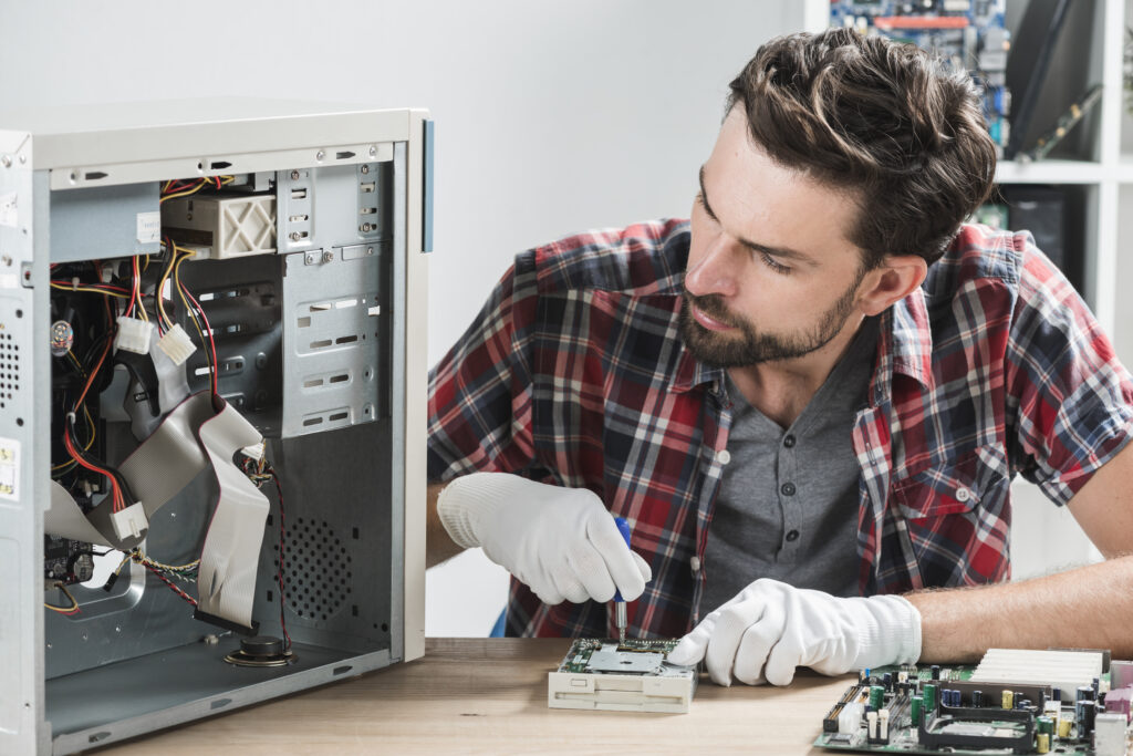 hombre arreglando cpu. área técnica